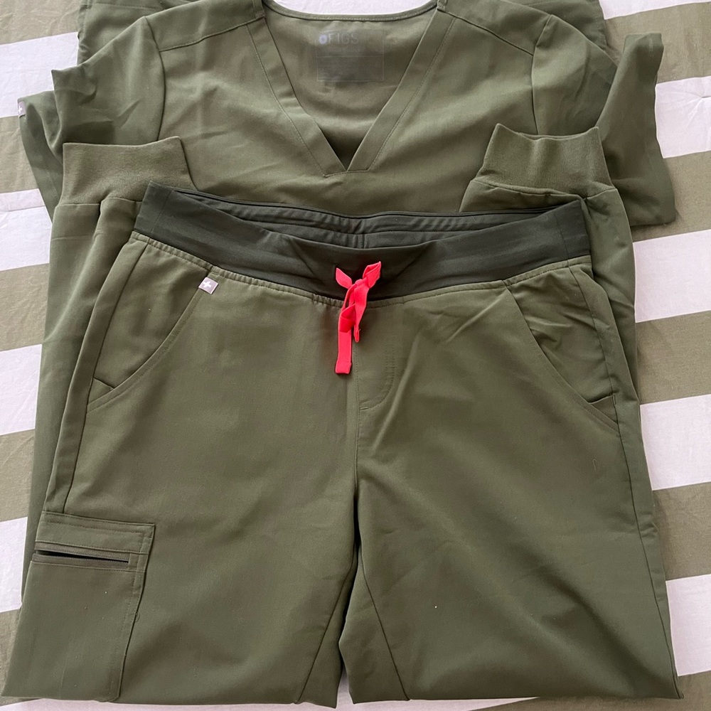 Figs Scrub set. 3 pocket Casma top, Zamora Jogger pant
